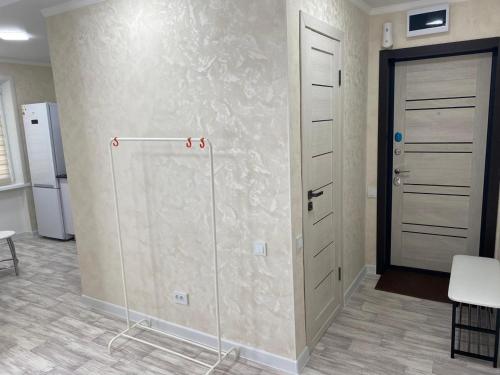 una habitación con una pared con una puerta al lado de una puerta en Апартаменты Балхаш (Набережная), en Baljash