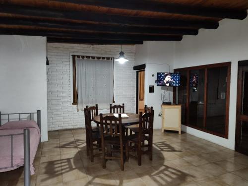 a kitchen and dining room with a table and chairs at El Espinillo, Casa de Campo in Santa Rosa de Calamuchita