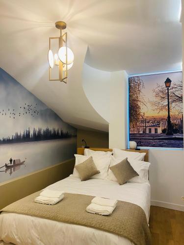 une chambre avec un grand lit avec un tableau au mur dans l'établissement Feifei's Home & Spa - Luxe 10 min Paris, à Asnières-sur-Seine