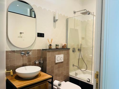 a bathroom with a sink and a shower at Luxe 10 min Paris - Feifei's Home & Spa in Asnières-sur-Seine