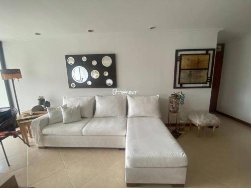 - un salon avec un canapé blanc et un haut-parleur dans l'établissement Beautiful apartment in Envigado, à Envigado
