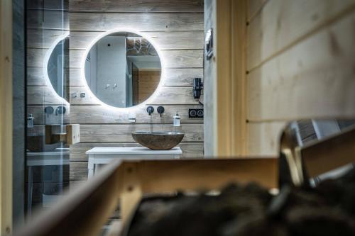 W łazience znajduje się umywalka i lustro. w obiekcie Luxury Chalet Na Stromym Wzgórzu z sauną i balią w Szczyrku