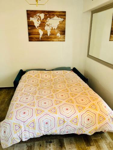 - un lit dans une chambre avec couverture dans l'établissement grand studio proche plage, à Antibes