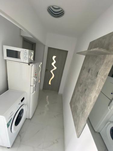 une petite cuisine avec un lave-linge et un lave-linge dans l'établissement Apartament in Mangalia, à Mangalia