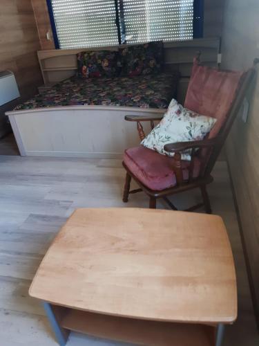 um quarto com uma cama, duas cadeiras e uma mesa em De Bizon em Warmenhuizen