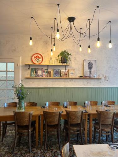 une salle à manger avec des tables et des chaises en bois dans l'établissement LA CASA DINA, à Banyuls-sur-Mer
