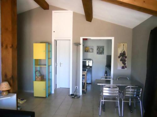 une salle à manger avec une table et des chaises dans une pièce dans l'établissement Appartement 2 pièces avec terrasse dans une petite résidence à 150m de la plage, à Saint-Cyr-sur-Mer