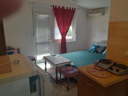 ウルツィニにあるGuest House Oroshiのソファ、テーブル、窓が備わる小さな客室です。