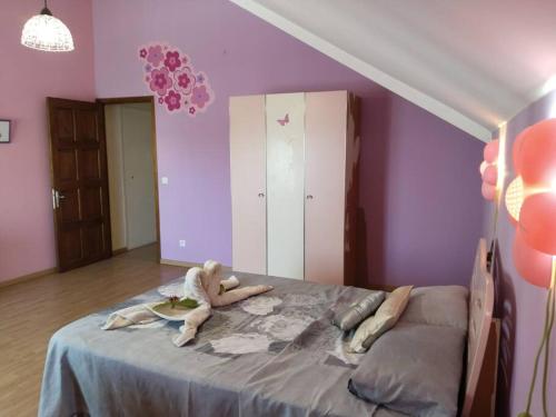 a bedroom with a bed with purple walls at Appart privé 2 chambres en hyper centre in Le Tampon