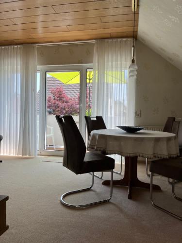 a dining room with a table and chairs and a window at Ferienwohnung Paulina in Braunschweig