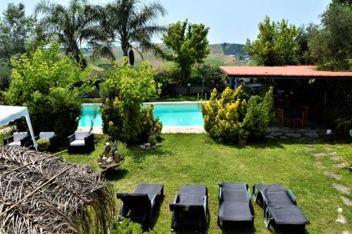 einen Hof mit einem Pool und einem Haus in der Unterkunft Villaggio Naif Girasole in Monterotondo