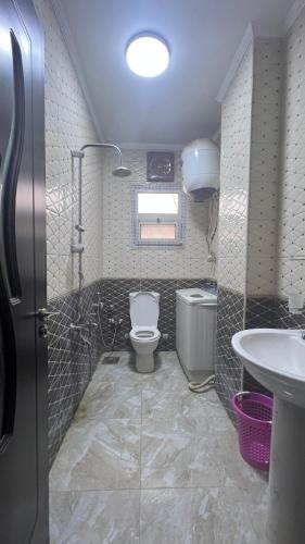 een badkamer met een toilet en een wastafel bij شقه للايجار بمدينه نصر in Caïro