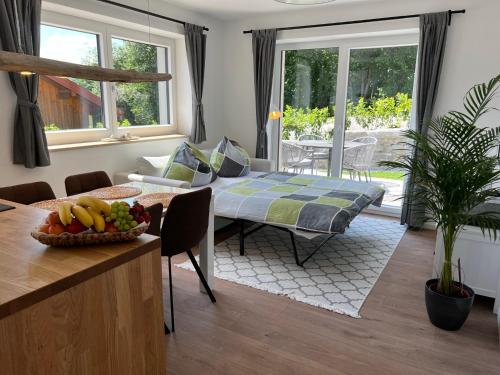 EXCLUSIVES APARTMENT - Auszeit Mondsee في موندزي: مطبخ وغرفة معيشة مع طاولة وأريكة