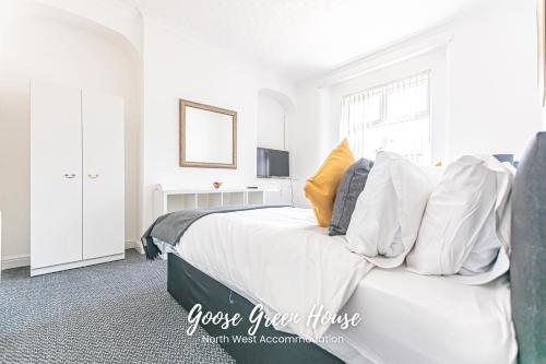 um quarto branco com uma cama branca com almofadas em Goose Green Contractor Accommodation em Pemberton