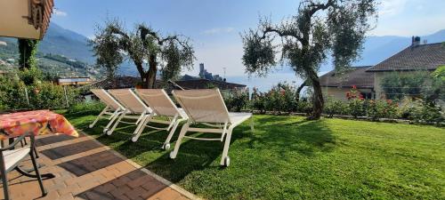 een groep stoelen op het gras bij Appartamenti Villa Eden in Malcesine
