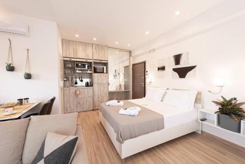 um quarto com uma cama, uma mesa e um sofá em Bukovo Apartment em Oinófita