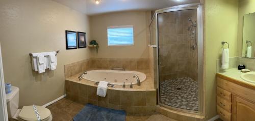 e bagno con vasca e doccia. di Hontoon Landing Resort & Marina a De Land