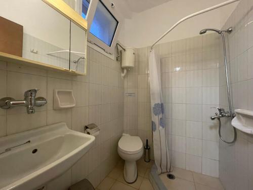 een badkamer met een toilet, een wastafel en een douche bij Andreas Studios in Svoronata