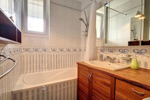 塞夫爾的住宿－Paris et Versailles à proximité !，带浴缸、水槽和镜子的浴室