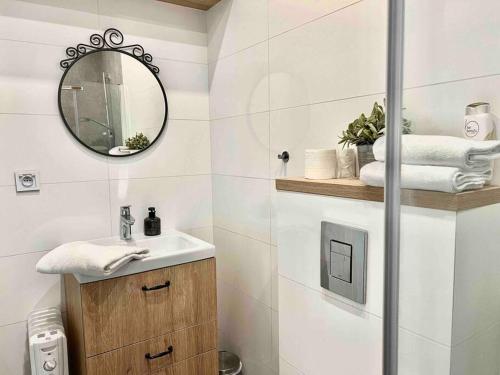 La salle de bains est pourvue d'un lavabo et d'un miroir. dans l'établissement SOPOT blisko z plaży apartC nr3, à Sopot