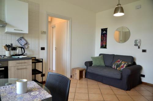 ein Wohnzimmer mit einem Sofa und einem Tisch in der Unterkunft Giulio Cesare Apartment close to Venice in Salzano