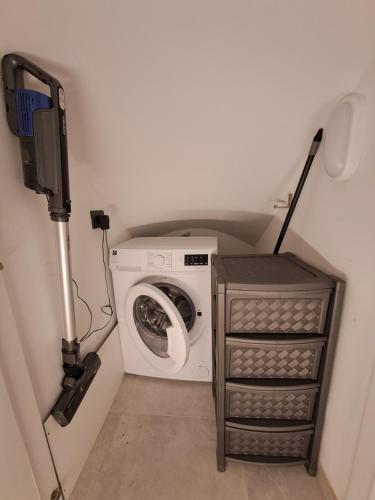 a washer and dryer in a small room at Residenza Bagolino in Alcamo