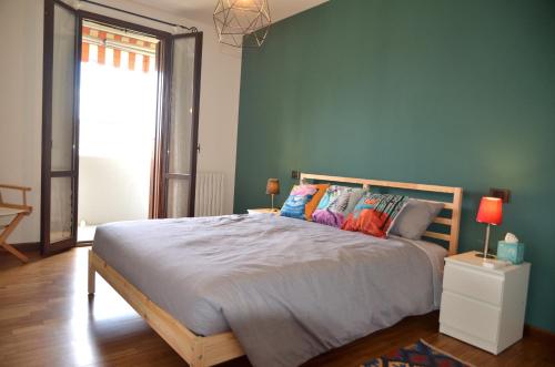 ein Schlafzimmer mit einem großen Bett mit bunten Kissen in der Unterkunft Giulio Cesare Apartment close to Venice in Salzano