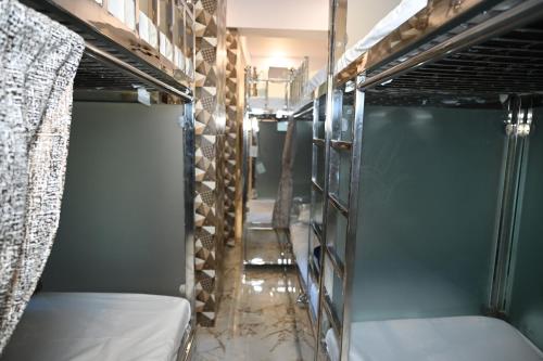 - une chambre avec 2 lits superposés et une échelle dans l'établissement Sagar Dormitory Andheri - Nearest to Andheri Railway Station West, à Mumbai