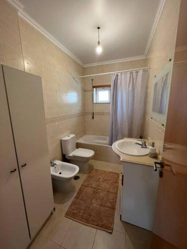 ein Bad mit WC, Waschbecken und WC-Funktion in der Unterkunft Apartamento Falésia c/ Piscina in Albufeira