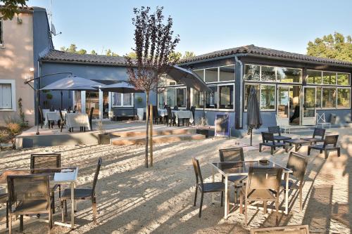 Photo de la galerie de l'établissement Hôtel Restaurant Gîte Les Lavandins, à Saint-Christol