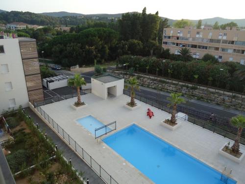 una vista aérea de una piscina en un edificio en T3 Le Lavandou ideally placed 80m² of terraces, en Le Lavandou