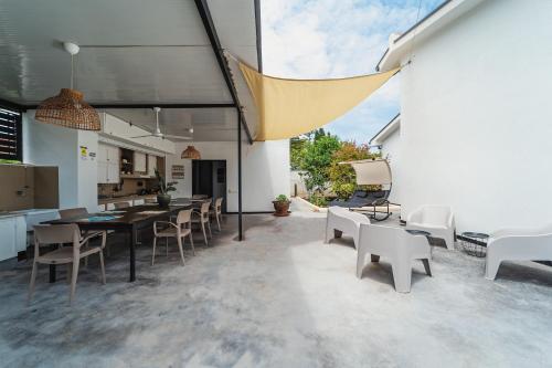 eine Küche und ein Esszimmer mit Tisch und Stühlen in der Unterkunft Airport sicily home palermo in Carini