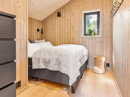 een slaapkamer met een bed in een kleine kamer bij Holiday home Lampeland II in Lampeland