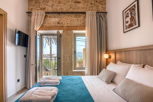 Un dormitorio con una cama grande y una ventana en Eva's apartments, en Kissamos