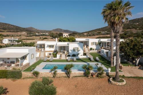 una vista aérea de una casa con piscina en Sunrise Luxury Apartments & Suites, en Antíparos
