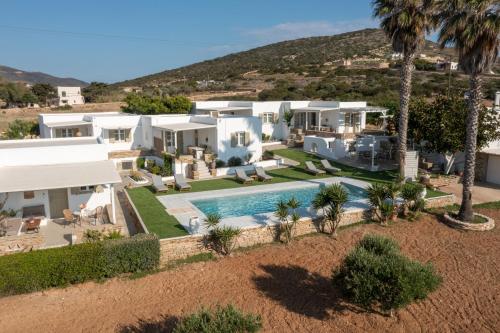 una vista aérea de una villa con piscina en Sunrise Luxury Apartments & Suites, en Antíparos