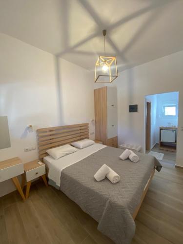 1 dormitorio con 1 cama con 2 toallas en Pension Romantika en Mátala