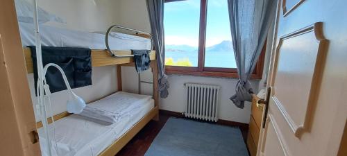 a small room with a bed and a window at Villa la Serra in Baveno