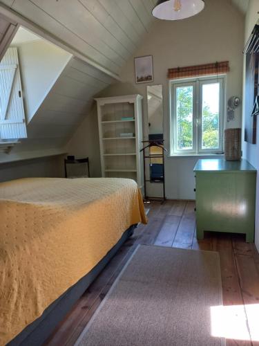 Schlafzimmer mit einem Bett und einem Fenster in der Unterkunft Lodge De Zandbalk in Sebaldeburen