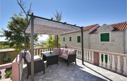 2 Bedroom Awesome Apartment In Privlaka