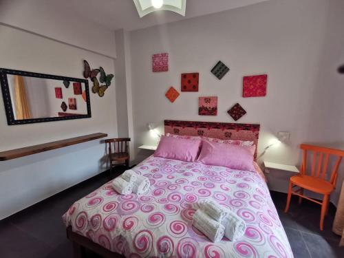 una camera con letto rosa e sedia di Mq 36 a Marsala