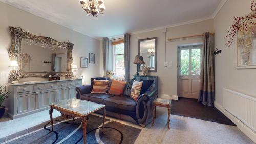 Una sala de estar con un sofá y un espejo. en Elgin Tower apartment, en Minehead