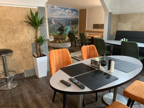 een kamer met een tafel met twee afstandsbedieningen erop bij APARTMANI & RESTORAN -S O K O- SJENICA in Sjenica