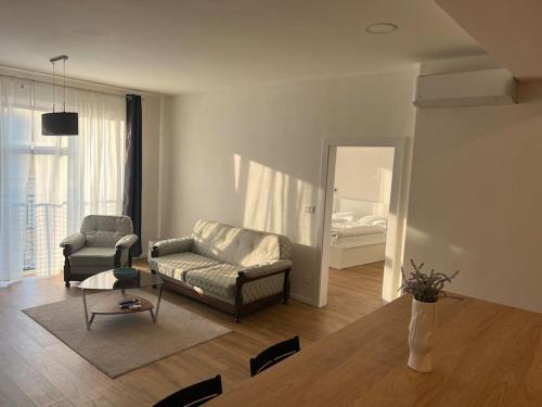 un soggiorno con divano, tavolo e specchio di Shon apartment Old Town a Bratislava