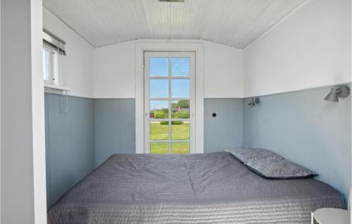 een bed in een witte kamer met een raam bij 2 Bedroom Awesome Home In Slagelse in Slagelse