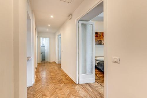 a hallway with a door leading to a bedroom at V E N E R E Apartments in Rome