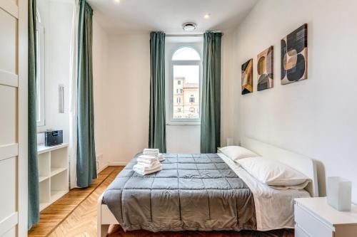 a bedroom with a bed and a window at V E N E R E Apartments in Rome