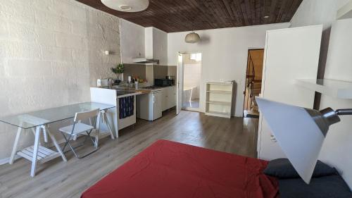 une cuisine et un salon avec une table et des chaises dans l'établissement Hypercentre, place Pie, résidence Amphoux charmants appartements ou studio proche de la gare parkings et palais des papes, à Avignon