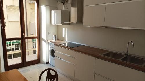 uma cozinha com um lavatório e uma máquina de lavar roupa em Vela Latina em Soverato Marina
