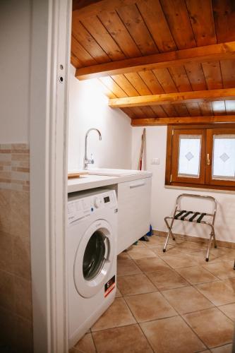 a washing machine in a kitchen with a sink at Magnolia Rooms in Civitavecchia